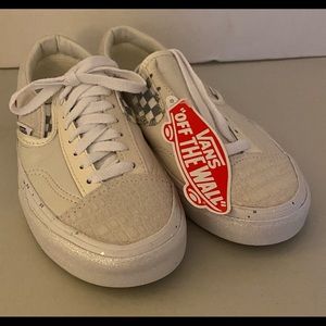 👟🤍NWT white/glitter leather lace-up Vans, women’s size 5.5, adorable!🤍👟